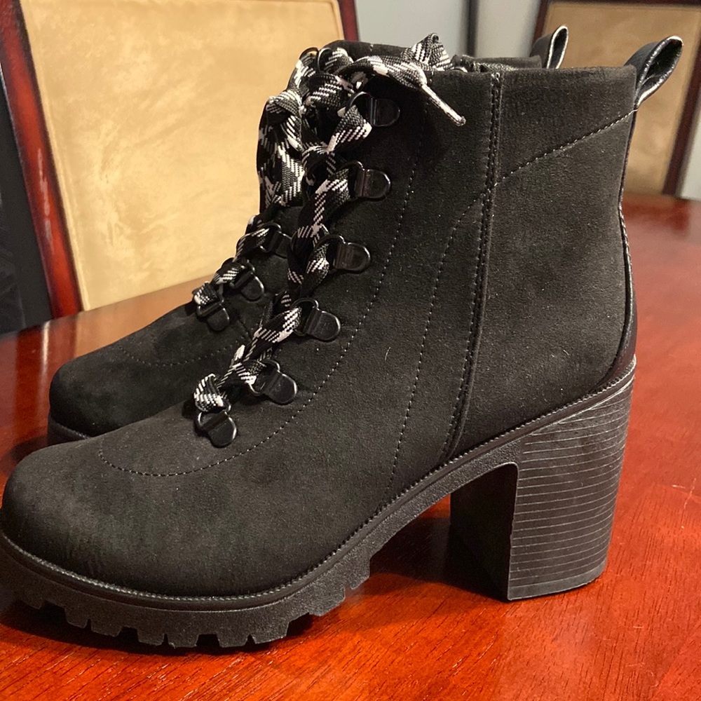 Rue 21 boots size 6 black and white!